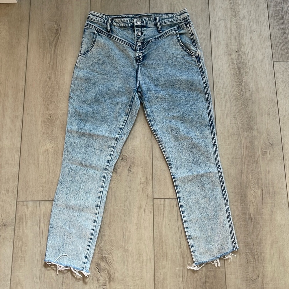 Super cute High rise button down ankle length cutoff jeans.